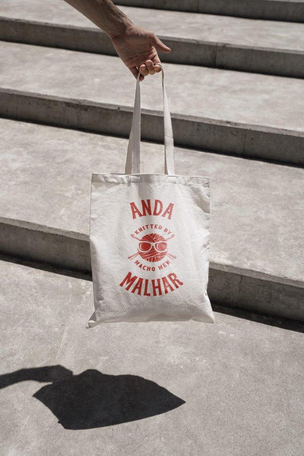Tote bag mockup outside 1