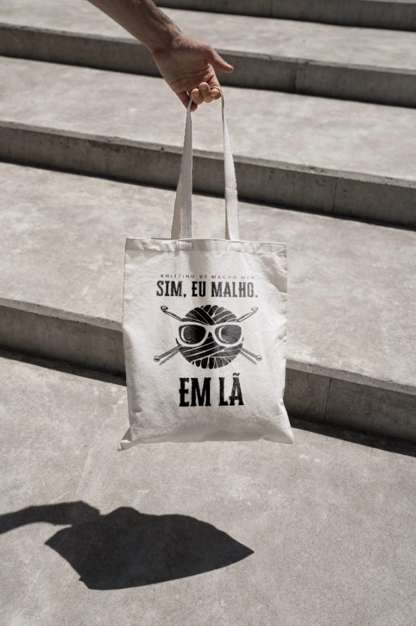 Tote bag mockup outside 2