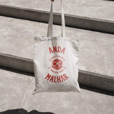 Tote bag mockup outside (1)