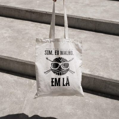 Tote bag mockup outside (2)